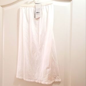 Gemsli white half slip 22" Small NWT